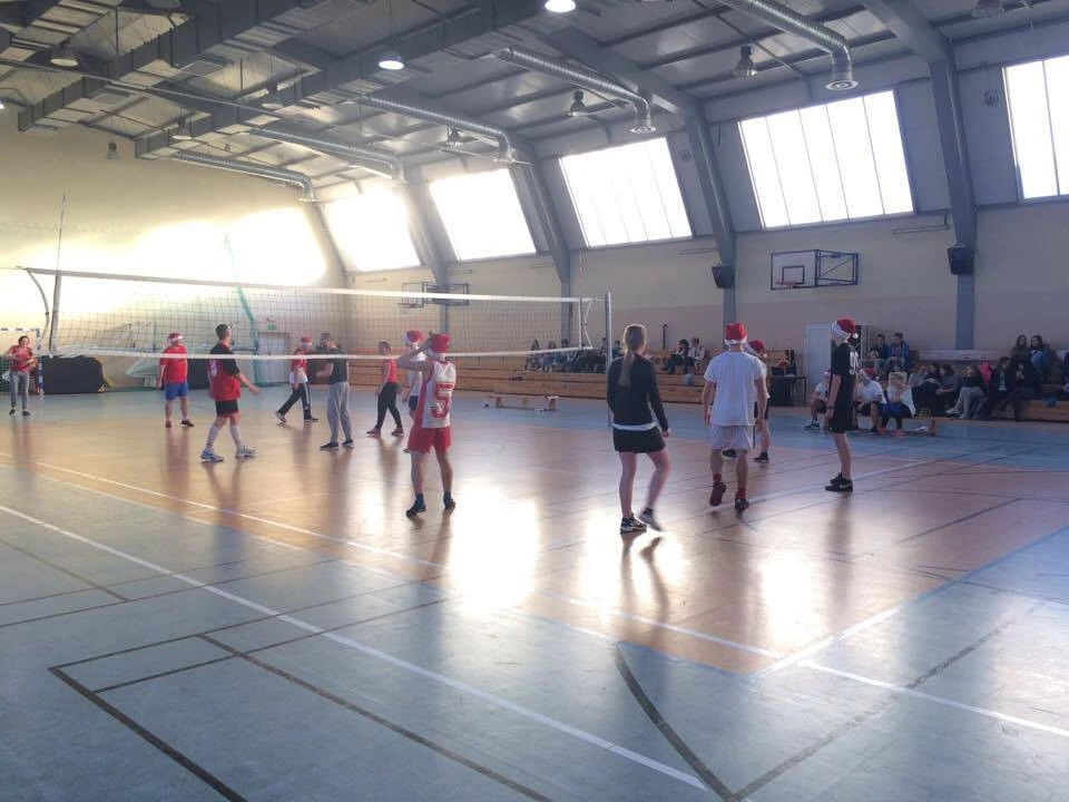 Mikołajkowy mecz uczniowie kontra nauczyciele