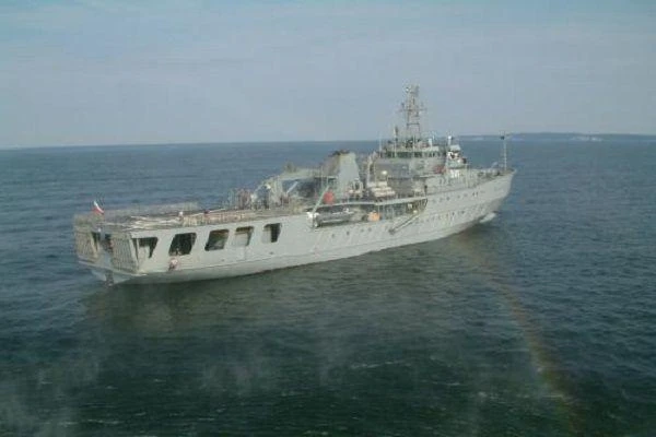 Gdynia: Polski okręt w akcji ratowania emigrantów