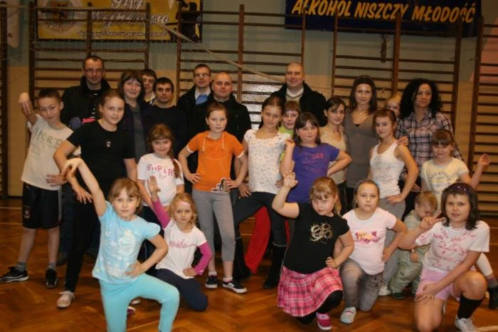 fot. Na pierwszych zajęciach pojawiło się mnóstwo dzieci, które bardzo chętnie i aktywnie brały udział w ćwiczeniach / Łukasz Nowaczyk