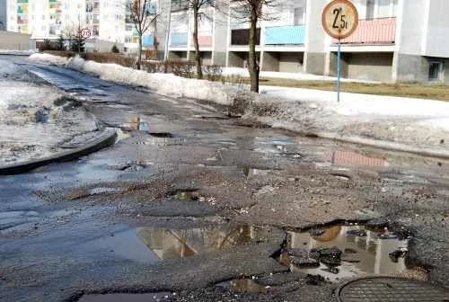 Trójmiasto: śnieg odkrył dziury w drogach