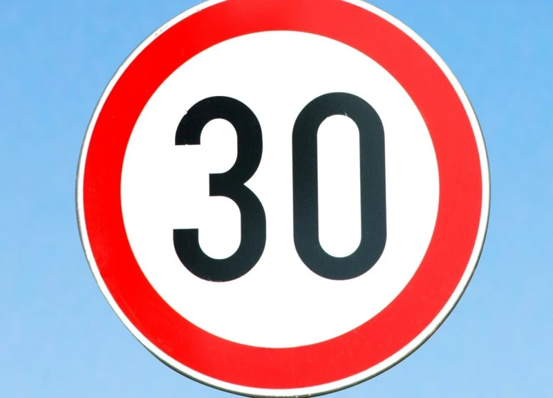 Rowerem 10, a samochodem 30 km/h?