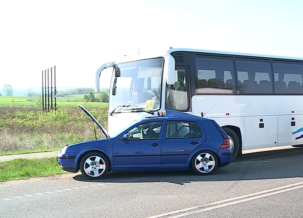 Zderzenie autobusu i samochodu na rondzie