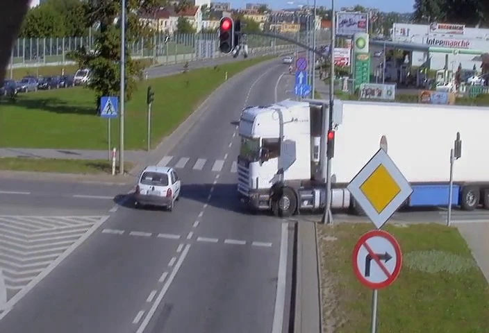 Na czerwonym świetle przez rondo Solidarności