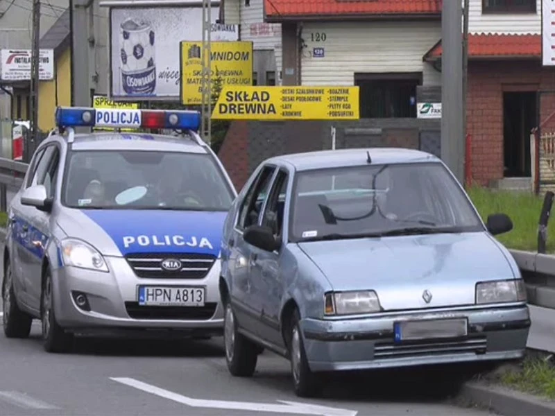 Wypadek na krajowej szóstce. Trzy osoby ranne