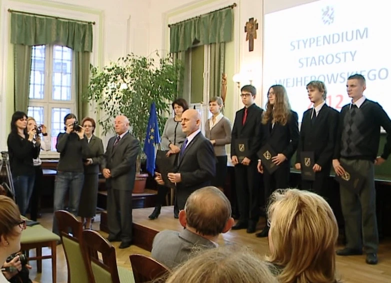 Starosta przekazał stypendia najzdolniejszym