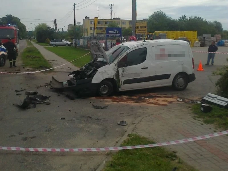Wypadek w Choczewie, samochód uderzył w pień