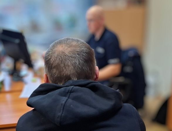 Ukradł śledzie, popił piwem i zasnął w sklepie. To był dopiero początek jego problemów