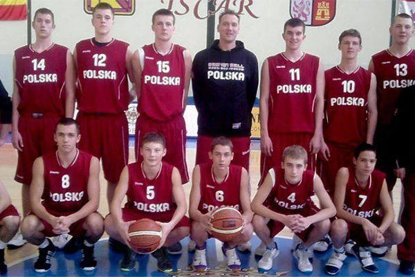 Na zdjęciu Reprezentacja Polski kadetów wraz z Mikołajem Witlińskim (nr 12)
