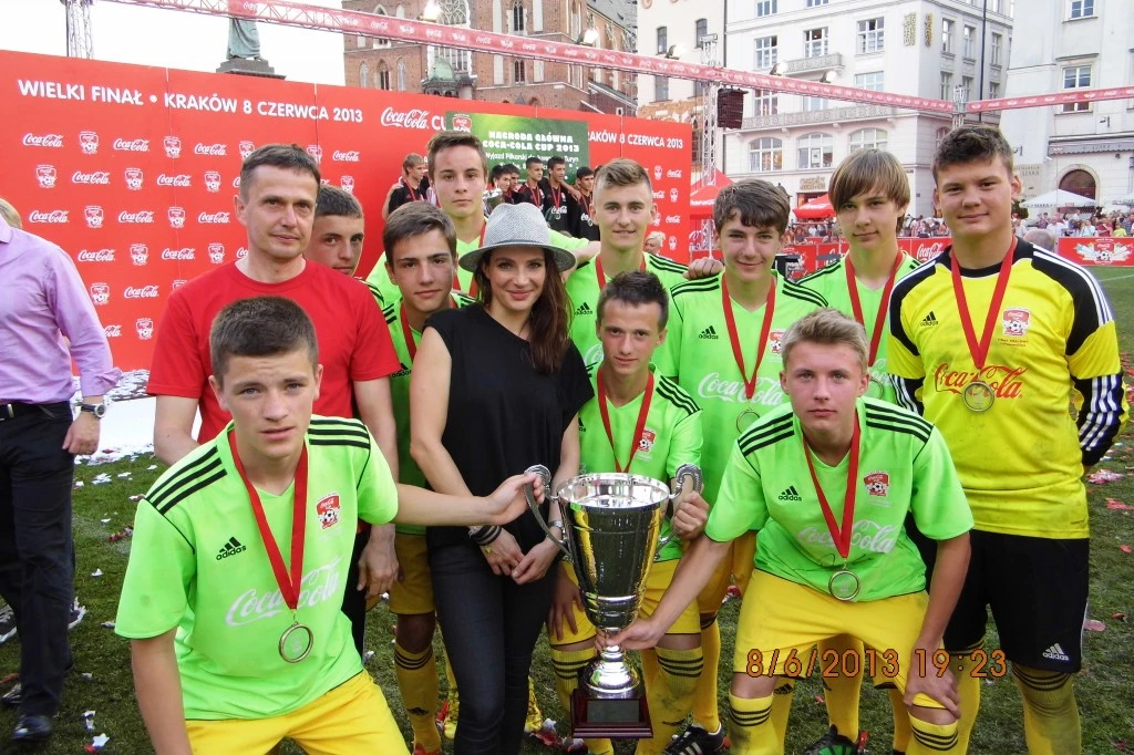 Młodzi piłkarze z Redy z pucharem Coca-Cola Cup