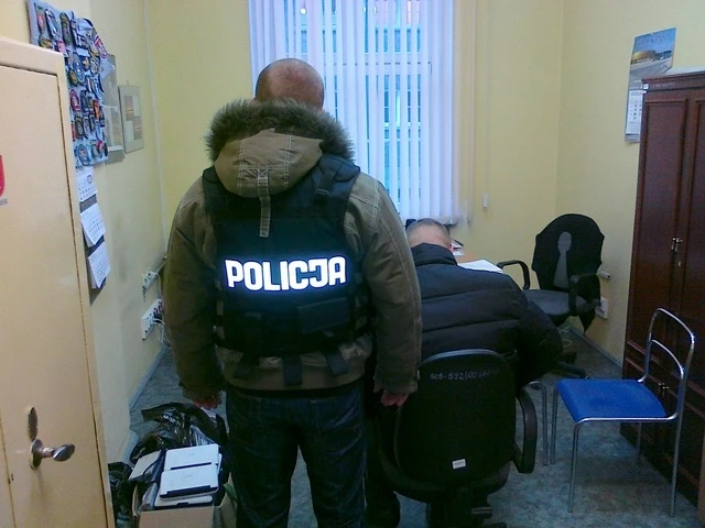 Włamywali się do domów, teraz trafili do aresztu