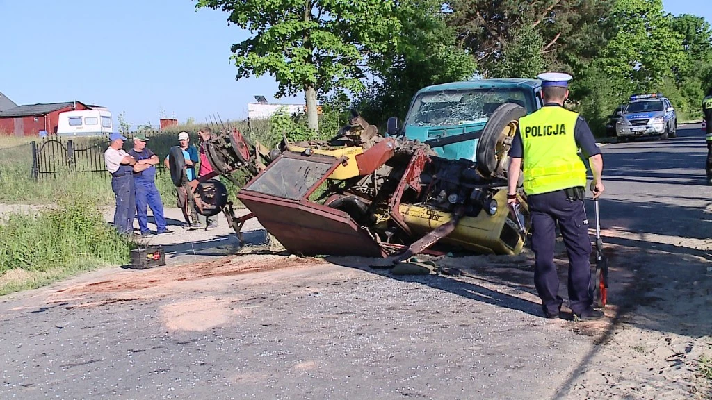 Wypadek samochodu i ciągnika. Trzy osoby w szpitalu