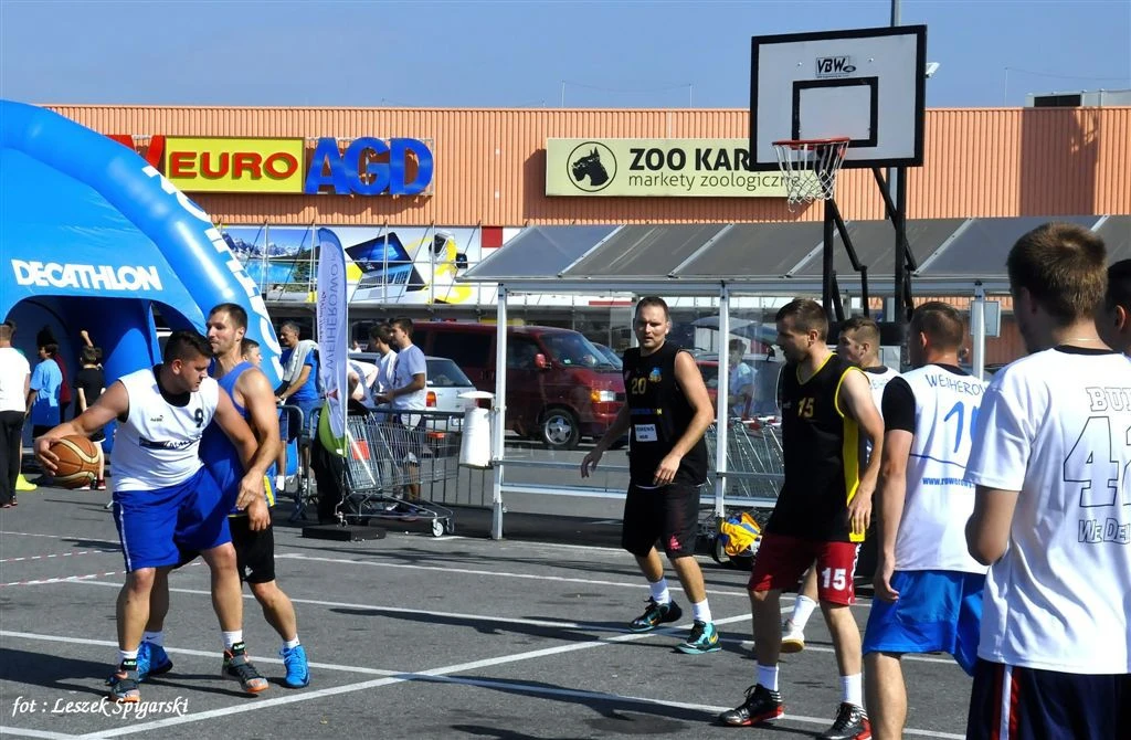 Na parkingu rozegrali turniej koszykówki, to już trzecia edycja