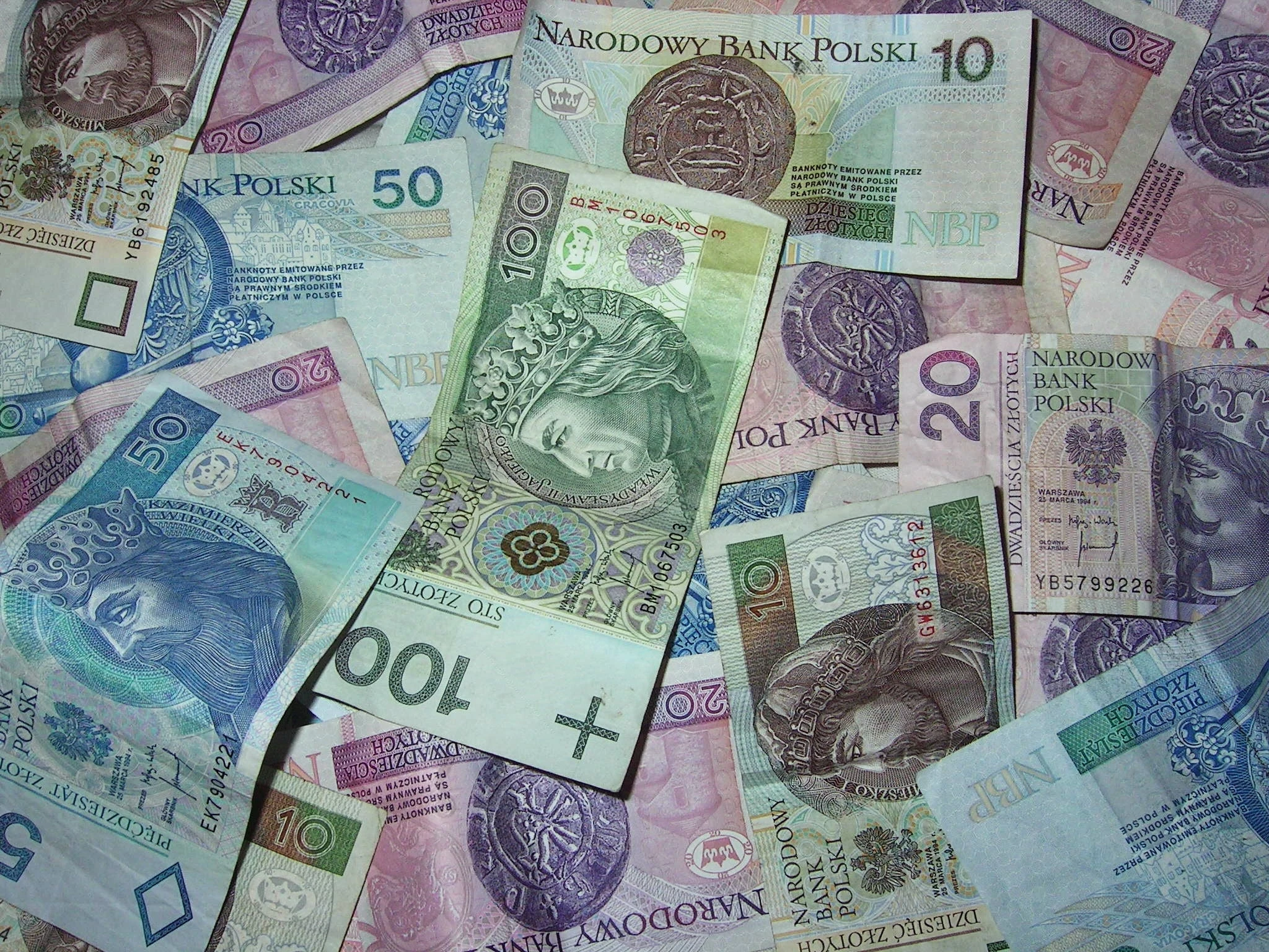 GUS podał najnowsze dane. Tyle wyniosła średnia pensja w Polsce. Zarabiacie tyle? | ANKIETA