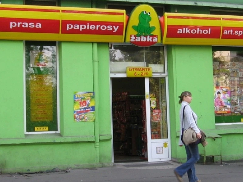 Żabka kręci ze Stokrotką...
