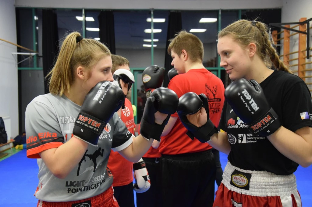17 osobowa kadra kickboxerów trenowała w Luzinie
