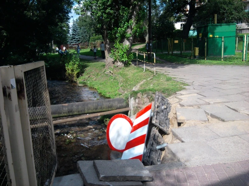 Absurdy. Niebezpieczna droga przez budowę