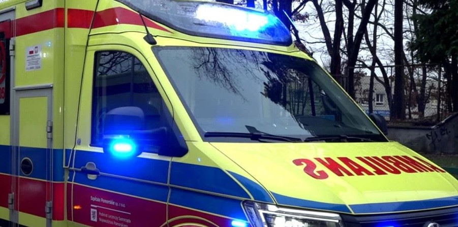 Tragiczny wypadek. Samochód uderzył w drzewo, nie żyje mężczyzna
