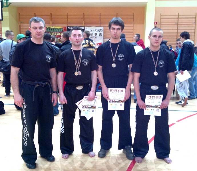 Na zdjęciu: Od lewej stoją Trener Piotr Kohnke, Marcin Tabisz, Mikołaj Tabisz, Paweł.