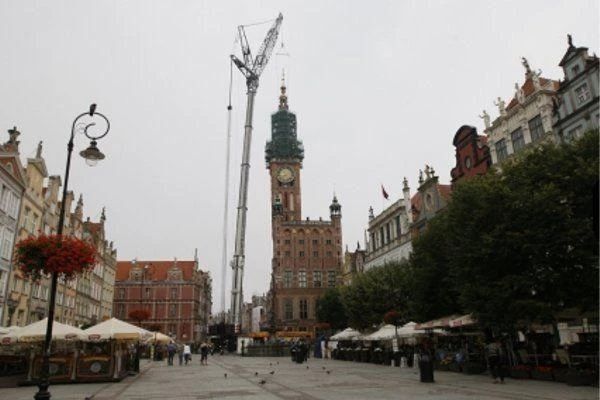 Gdańsk: Ratusz z nowym hełmem i figurą króla