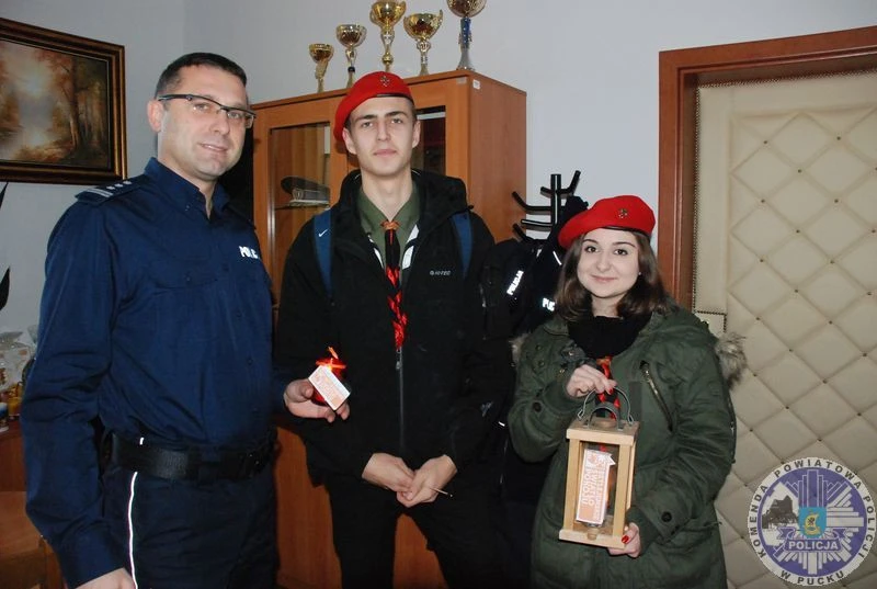 Betlejemskie Światło Pokoju dotarło do policjantów z Pucka