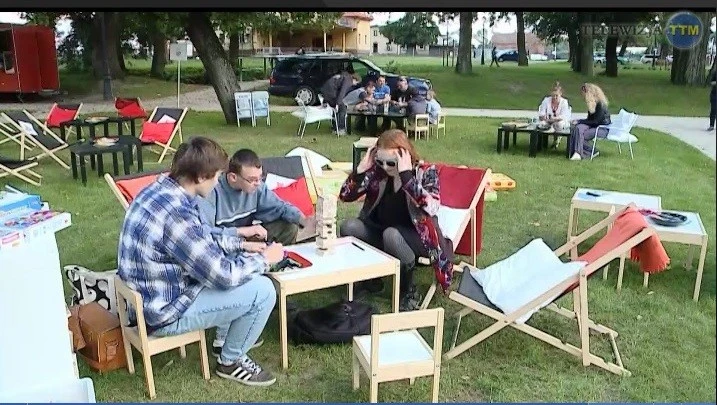 O szczęśliwej rodzinie na pikniku w Art Parku