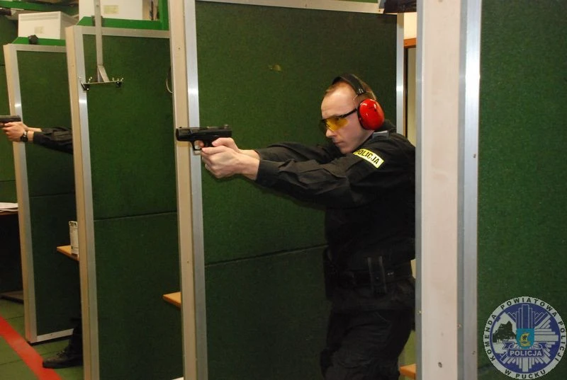 Puccy policjanci trenowali strzelanie