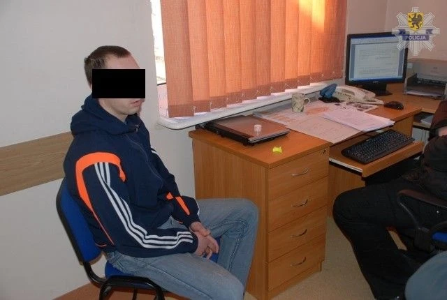 Ukradł kable z boiska gminnego w Kosakowie