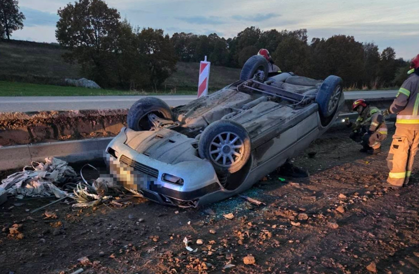 Samochód dachował, poszkodowany trafił do szpitala