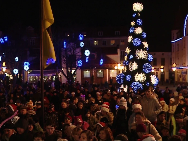Świąteczna choinka oświetla wejherowski rynek