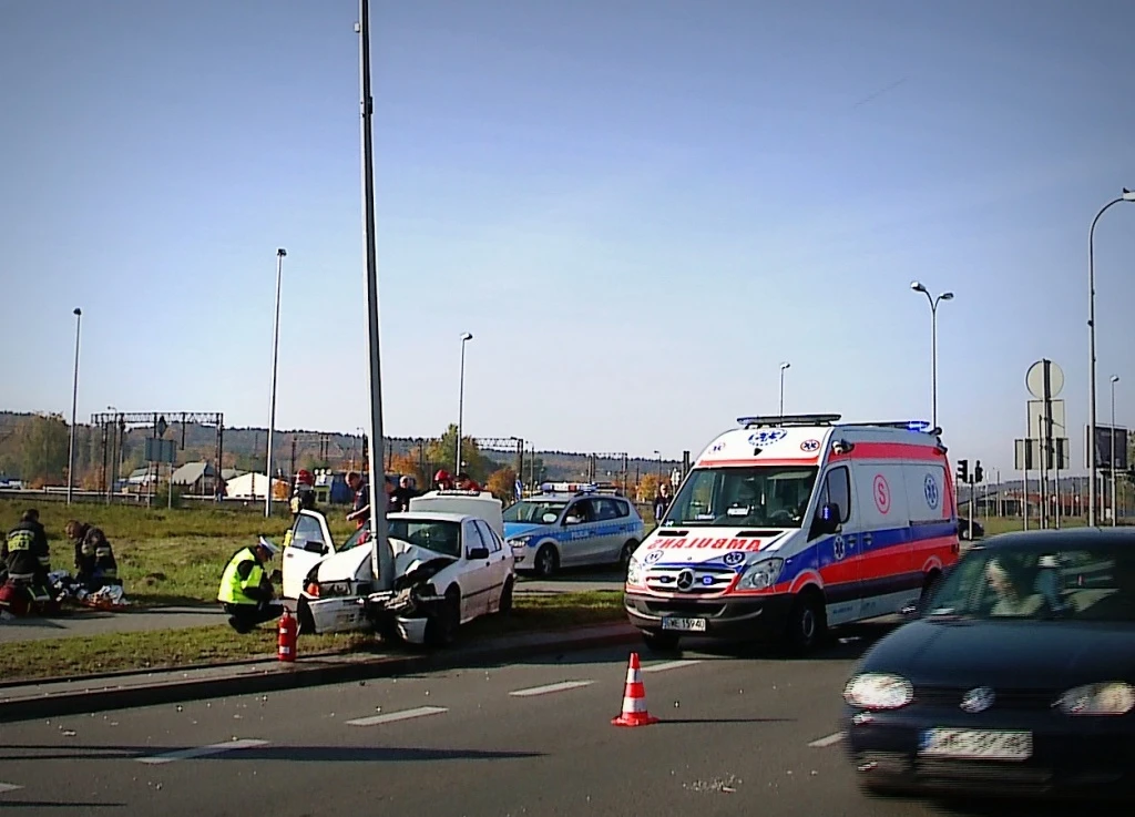 19-latek bez prawa jazdy uderzył w słup