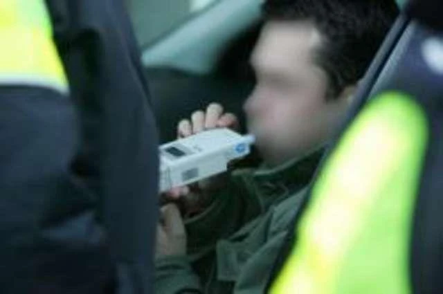 W pościgu policjanci zatrzymali  nietrzeźwego kierowcę z aktualnym zakazem