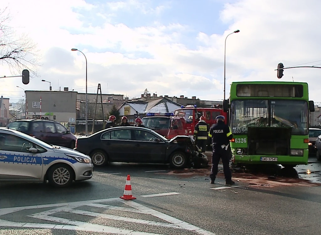 Wypadek na krajowej „szóstce”, dachowanie koło Mrzezina