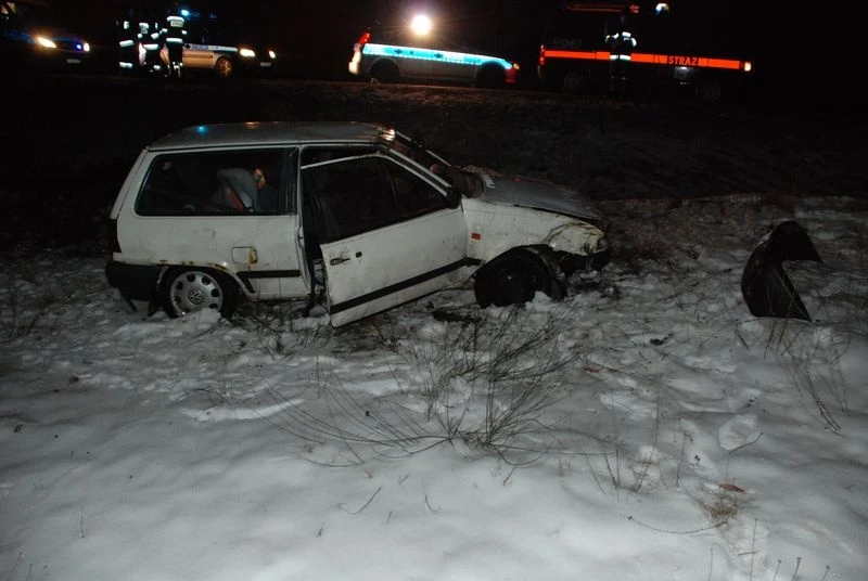 VW Polo dachował w Kębłowie