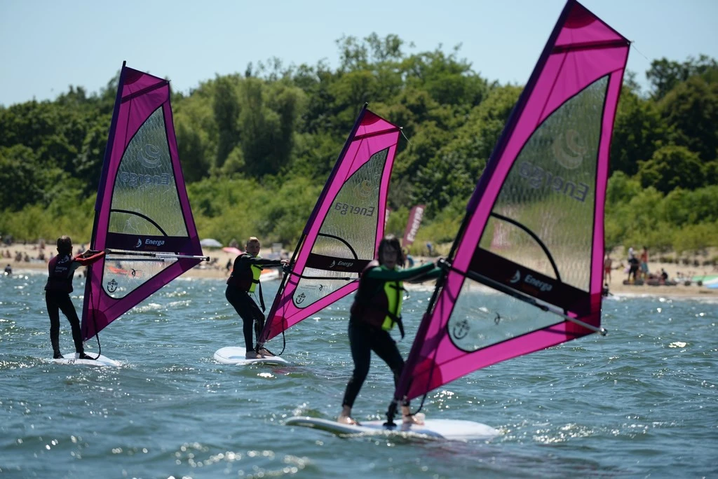 Medaliści Mistrzostw Europy uczą windsurfingu młodzież z Energa Sailing