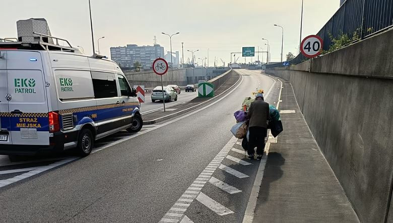 Usiadł na krawężniku przy wjeździe do tunelu. Wózek z dobytkiem zablokował pas ruchu