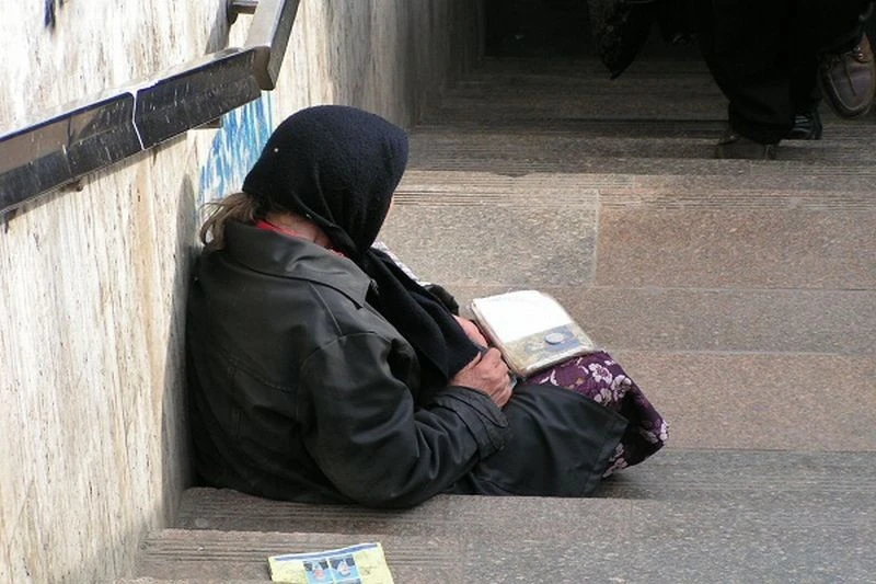 Grosz dla żebraka. Czy na pewno pomoc?
