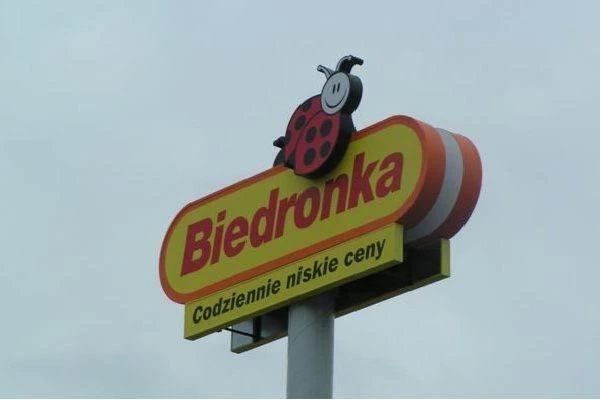 „Biedronka” atakuje „Żabkę”