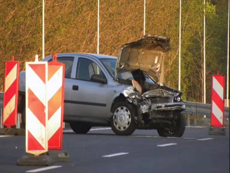 Ciężarówka przygniotła auto