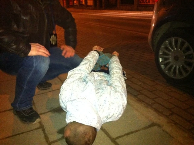 Uciekał przed policjantami, bo miał broń i narkotyki 