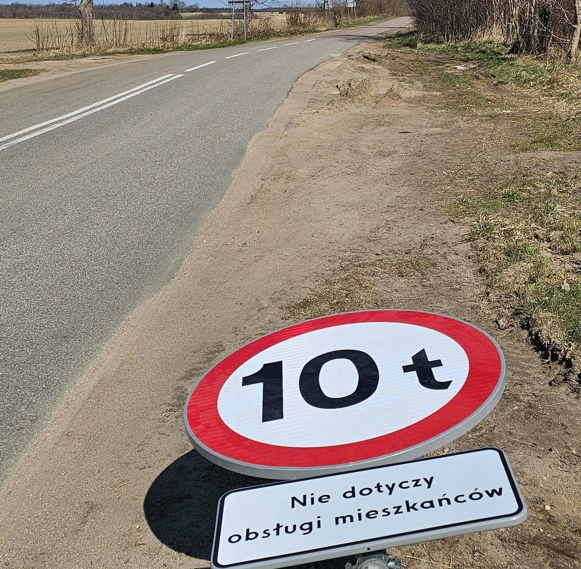 Zamykają drogę dla ciężarówek Ciekocino - Kurowo. 