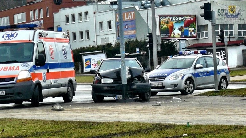 Nietrzeźwy kierowca uderzył w słup