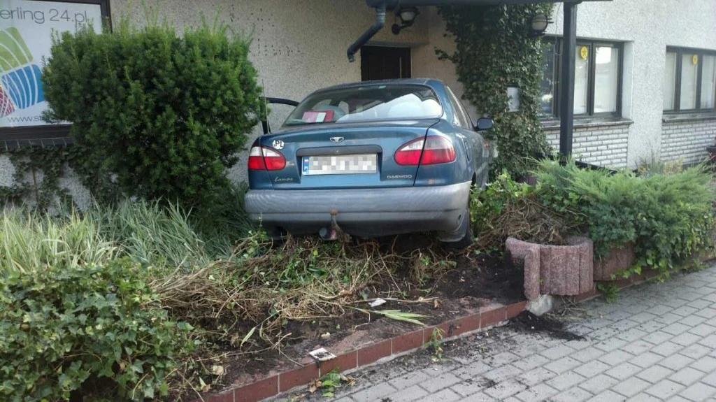 Samochód wjechał w budynek w Redzie