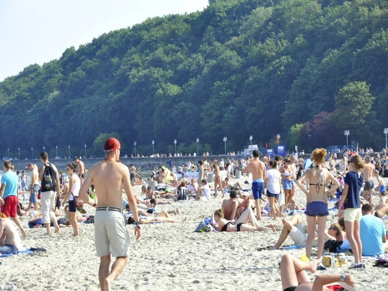 Liroy, Koterski, Michalczewski i inni zagrają w piłkę na plaży
