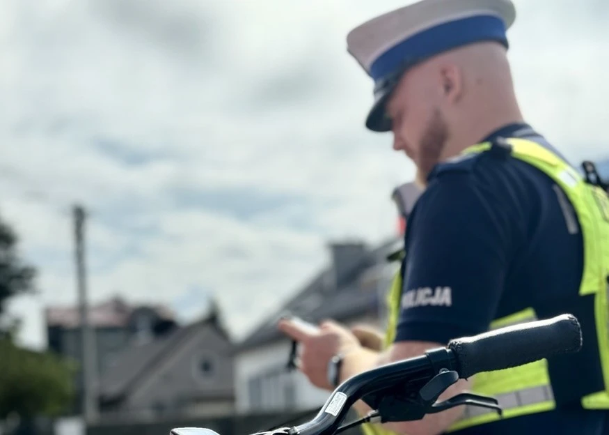 Funkcjonariusze każdego dnia rozmawiają z użytkownikami jednośladów, przypominając im o zasadach bezpieczeństwa na drodze. Fot. KPP Puck 
