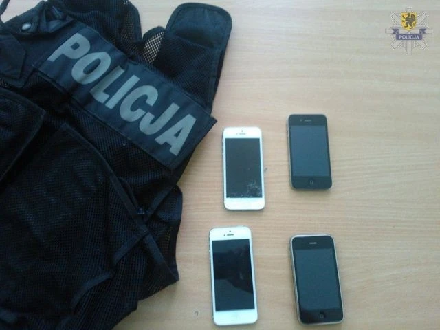 Pracownik serwisu kradł smartfony