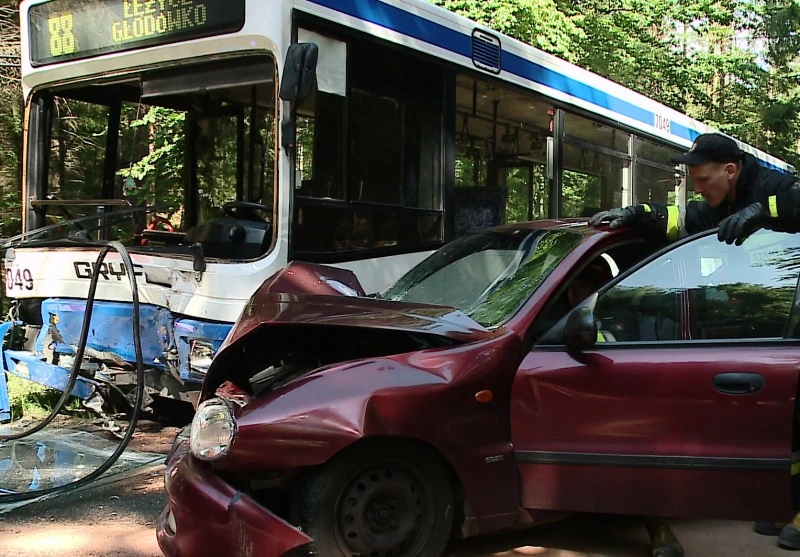 Samochód uderzył w autobus