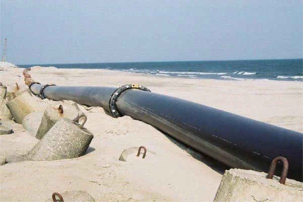 Półwysep Helski: Na plaży straszą rury