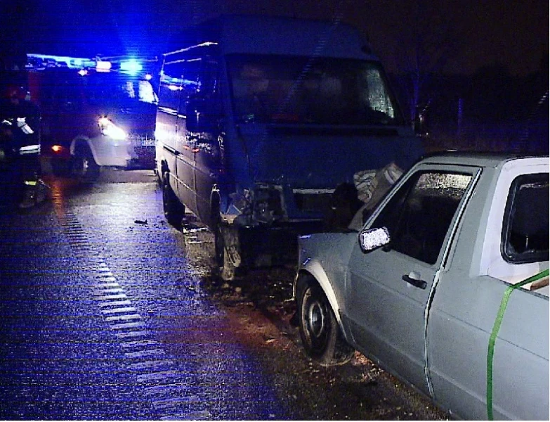 Czołowe zderzanie dwóch Volkswagenów
