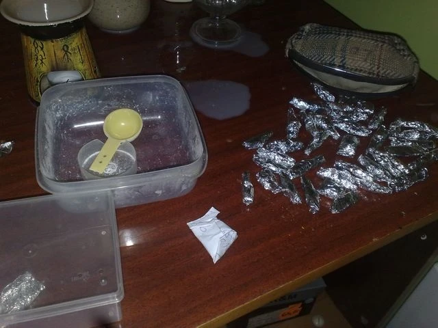 Amfetamina, kokaina i marihuana pod biurkiem