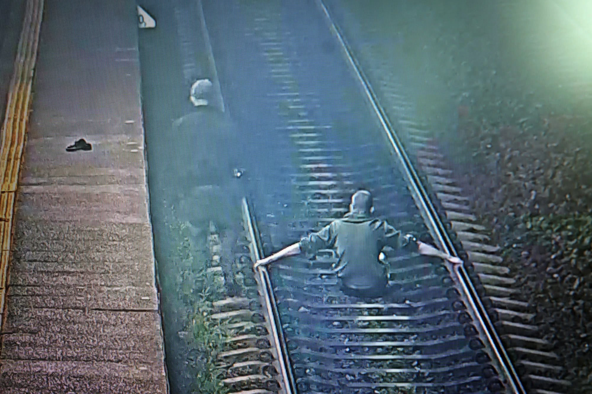 SKM apeluje po kolejnych niebezpiecznych sytuacjach. 'Tory nie są miejscem dla pieszych'